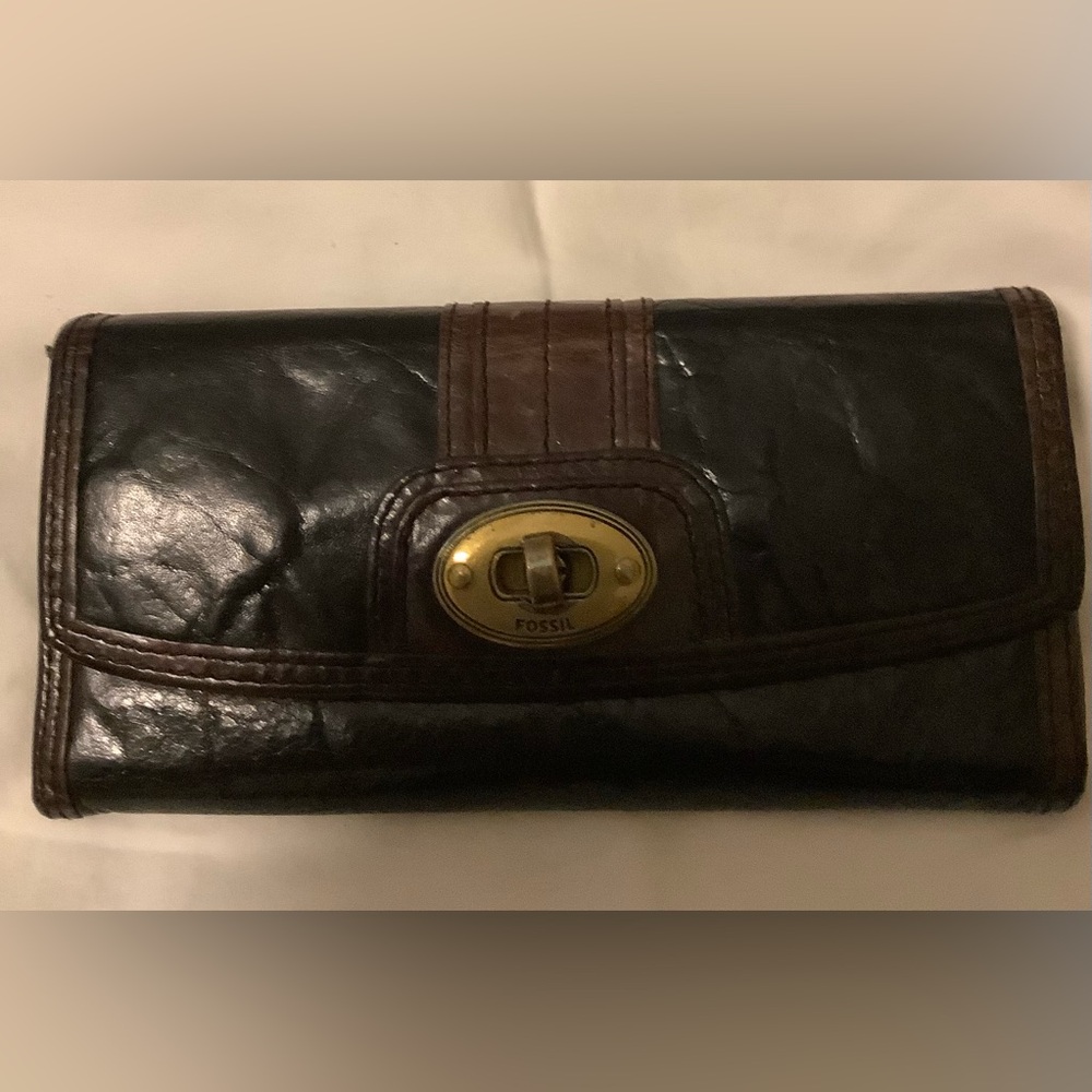Fossil Turn Lock Clutch Black and Brown Leather Wallet 
7.5”x 3.5” [Small flaw]